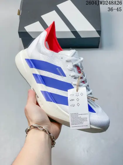 【公司级】阿迪达斯 Adidas Adizero Adios Pro 4 舒适防滑耐磨 低帮 休闲跑步鞋 男女款厚度增高老爹鞋,adidas推出了adidas ADISPR4跑鞋,该鞋具有软弹的中底和外底,提供稳定的跑动体验.鞋面采用轻盈的材料,具有良好的透气性,同时具有优秀的抓地力和耐磨性.鞋底的软弹性使得蹬击感更加强,而中底的弹性使得跑步更加舒适.整双鞋的稳定性较高,适合各种跑步风格.然而,由于鞋底的软弹性,对于步幅较大的跑者来说,可能会感到不稳定.总体而言,adidas PR4是一款值得信赖的竞速鞋,适合日常训练和上赛道的跑步. 04JWD248A26